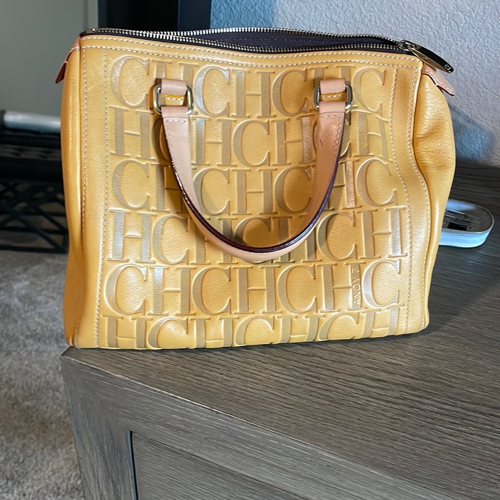 Super nice and pretty purse to travel or day by day used but it’s new